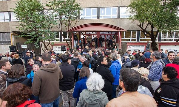 Proteste gegen die Schließung der Zeitung am Montag