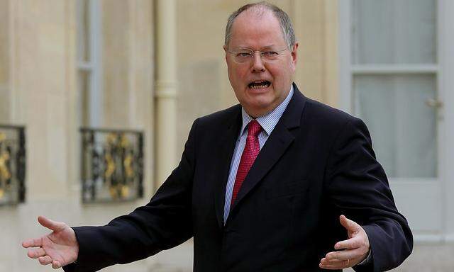 Peer Steinbruck, German Chancellor candidate in upcoming German elections, arrives at the Elysee Palace in Paris