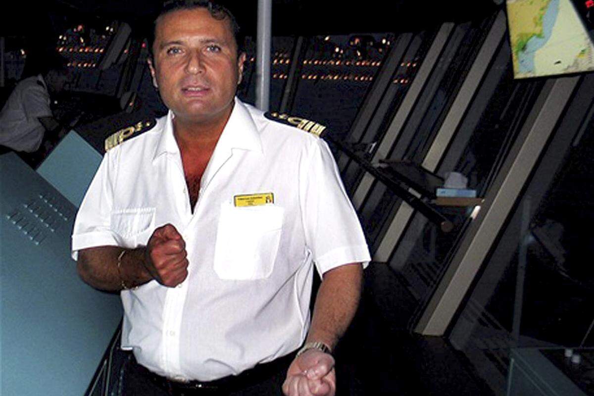 Die Havarie fordert 32 Opfer. Erste Haftstrafen verhängt ein Gericht im Jahr 2013, unter anderem gegen mehrere Crewmitglieder. Angeklagt ist derzeit noch Kapitän Francesco Schettino. Er soll das Schiff bereits während der Evakuierung verlassen haben.
