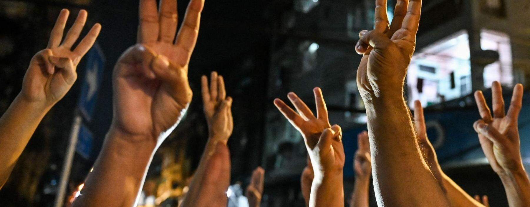 Der Drei-Finger-Gruß aus dem Film „Hunger Games“ ist zum Symbol des Kampfes für Demokratie in Burma geworden.