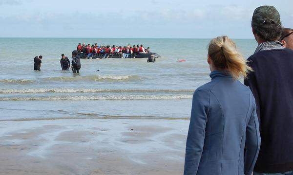 Migranten versuchen von Sangatte bei Calais in Frankreich aus über den Ärmelkanal nach Großbritannien zu gelangen.