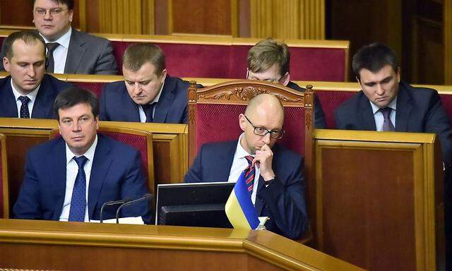 Areseni Jazenjuk im Parlament.