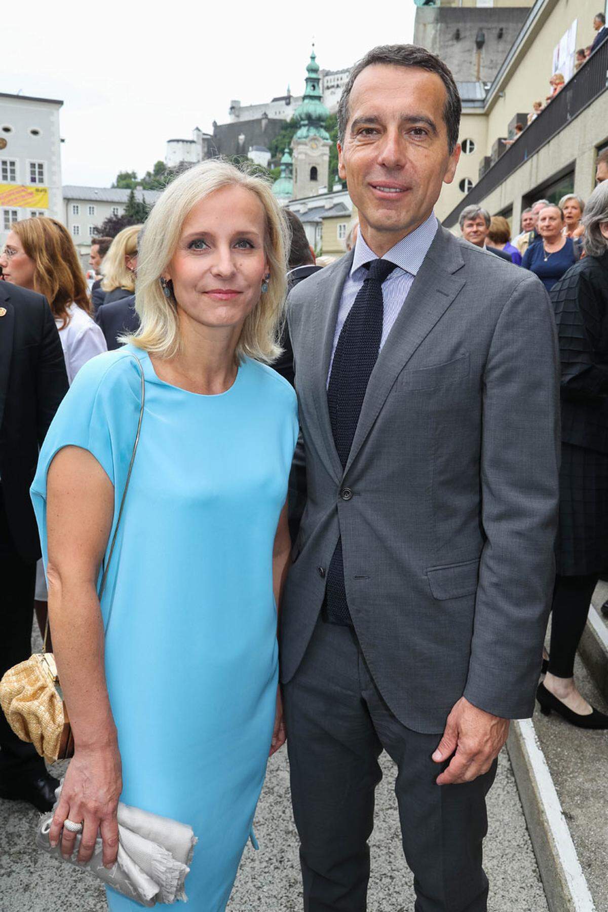 Am Tag der Eröffnung ist auch die erste Liga der Politik vertreten, allen voran Bundeskanzler Christian Kern mit Ehefrau Evelyn.