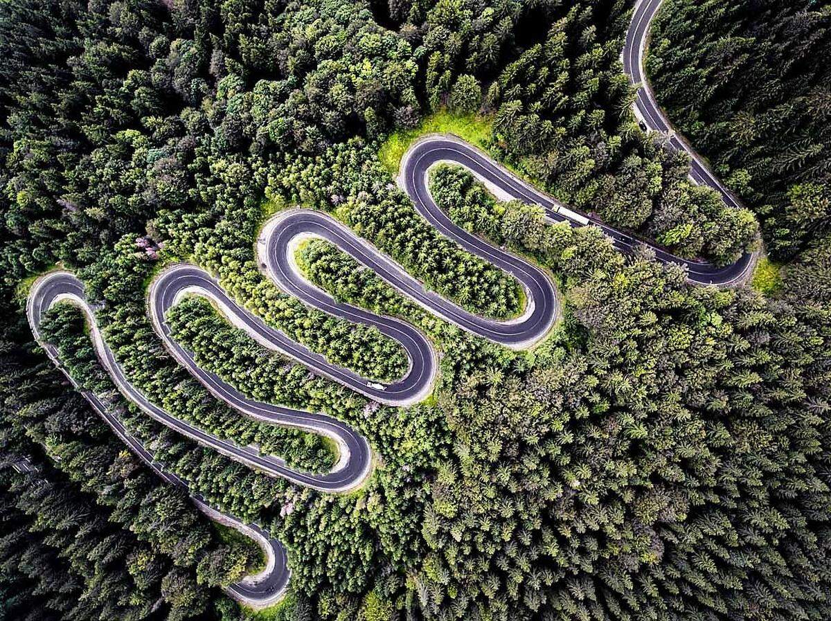 Der Wettbewerb habe tatsächlich die besten Drohnen-Fotografien zutage gebracht, schrieb einer der "National Geographic"-Redakteure in der Jury. Im Bild: Straße Cheia DN1A in Siebenbürgen, aufgenommen von Calin Stan 