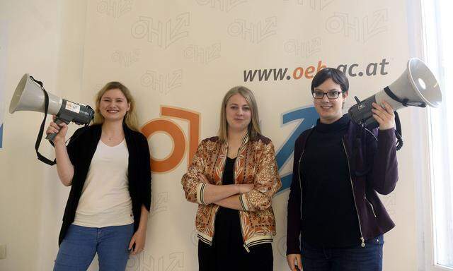 Das ÖH-Vorsitzteam ruft zur Wahl auf: Johanna Zechmeister (FLÖ), Hannah Lutz (VSStÖ), Marita Gasteiger (Gras).