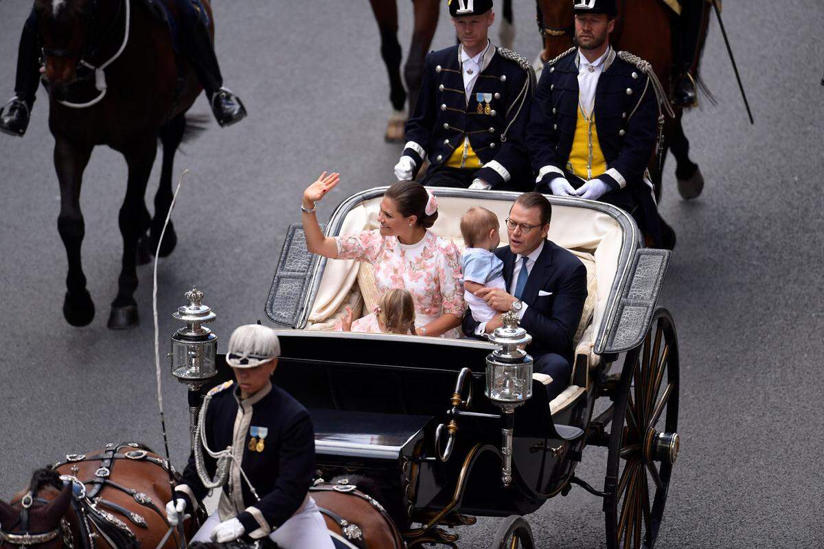 Stockholmer und Touristen bejubelten Kronprinzessin Victoria am Freitag zu ihrem 40. Geburtstag. Tausende Zaungäste sahen am Nachmittag zu, wie die Thronfolgerin mit ihrer Familie in einer Kutsche durch die schwedische Hauptstadt fuhr.