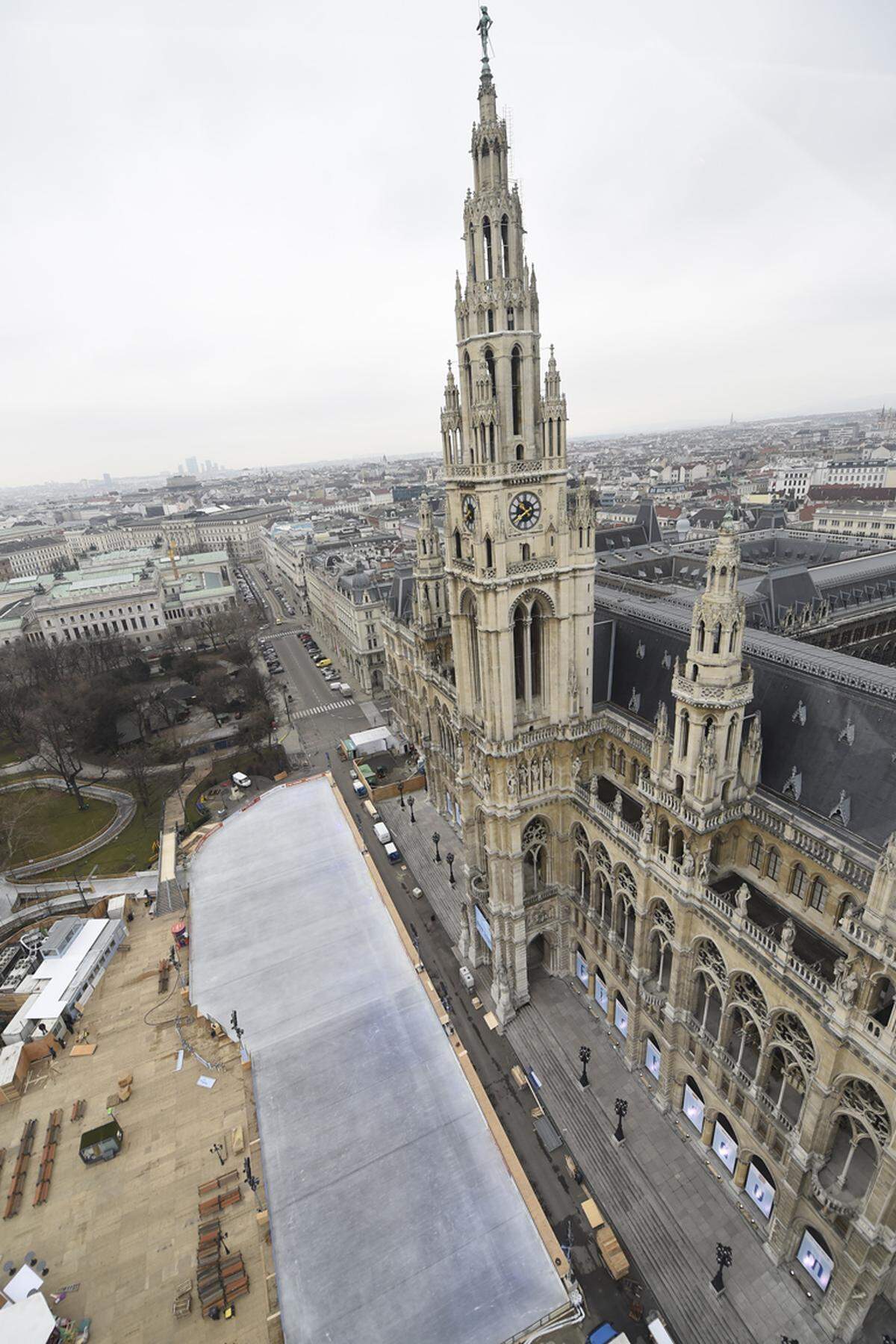 Der Blick reicht nicht nur in die Innenhöfe des Rathauses, sondern auch weit über die Dächer Wiens bis hin zur Donauplatte und - an klaren Tagen - auch über die Stadtgrenze hinaus.