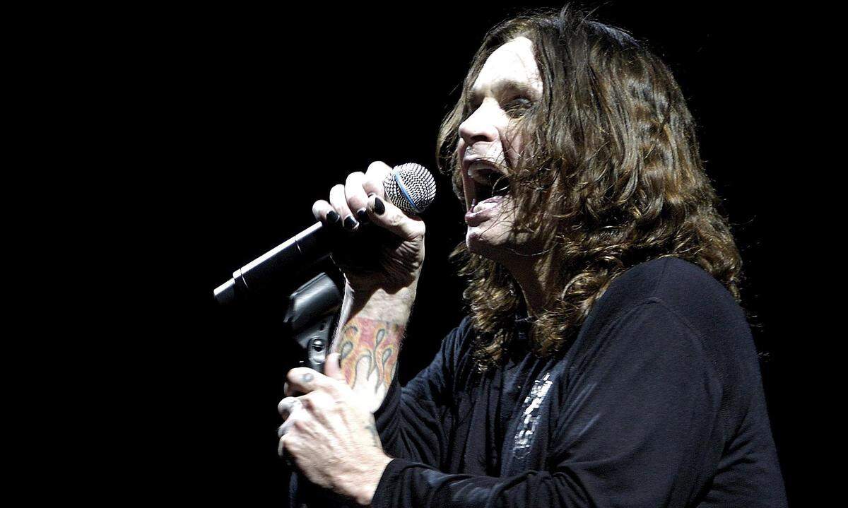 2016 wurde der Black-Sabbath-Frontmann Ozzy Osbourne auf Twitter für tot erklärt. "Der fünffache Vater und Black-Sabbath-Sänger John Michael “Ozzy” Osbourne ist tot." Millionen von Menschen teilten den Tweet und der Brite reagierte umgehend darauf: "Keine Ahnung, ob ich eine Legende bin, ich bin zumindest am Leben."