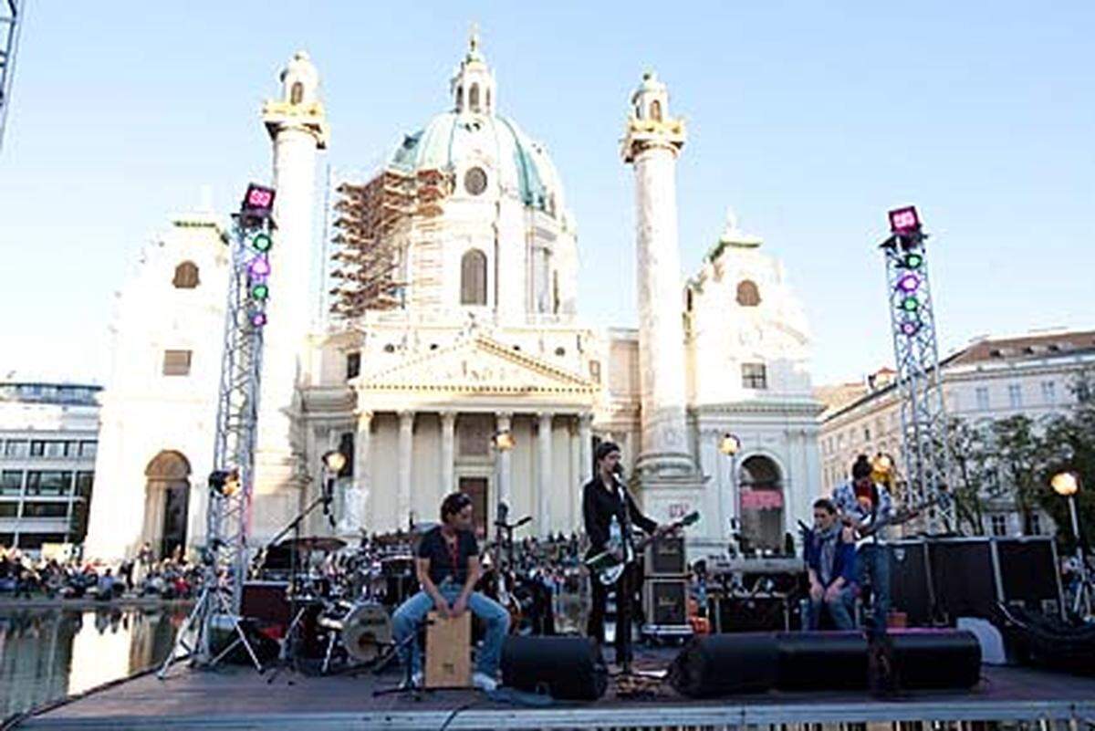 Mit mehr als 40.000 Zuschauern in vier Tagen ging das erste Popfest Wien am Karlsplatz über die Bühne. Zu sehen waren 38 Konzerte heimischer Bands. Den Auftakt machte am Donnerstagabend, dem 6. Mai, Clara Luzia.  FOTOS: FLORIAN WIESER (shootingmusic.com)