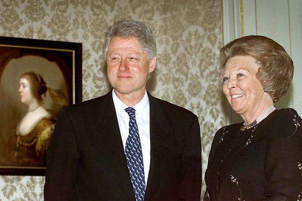 Fest steht, dass Beatrix eine der wenigen Konstanten im Leben von Millionen Niederländern ist. Mit dem früheren US-Präsidenten Bill Clinton.