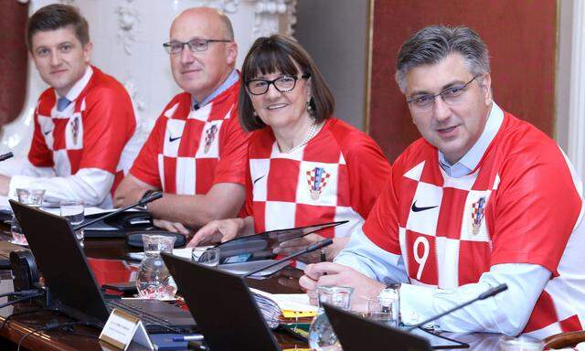Kroatiens Premier Andrej Plenković (re.) und Regierungsmitglieder im Fußballdress.