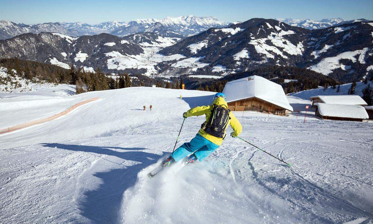 Die Wildschönau ist ein ruhigeres Gegenstück zu den riesigen Skischaukeln, die sie umgeben, auch nachdem es einen Zusammenschluss mit dem nahen Alpbachtal Wildschönau gegeben hat und nun 109 Pistenkilometer bietet. Und dennoch ist man inmitten der Kitzbüheler Alpen, vielleicht in einem der schönsten Teile davon. Vom 14. bis 16. Dezember findet hier das Skiopening statt. Gelegenheit, sich, ohne großes Halligalli, aber mit musikalischer und Weinbegleitung, im Tal und auf den Pisten umzutun. Am Freitag etwa zieht das „Musikantenradl" durch die Lokale von Auffach. Am Samstag finden dann ab elf Uhr Weinverkostungen am Schatzberg statt. Zudem kann man das neueste Skiequipment während des Wochenendes im Skiverleih von Auffach (stundenweise) testen. Skiopening-Package ab 118 Euro pro Person (zwei Übernachtungen in einer Frühstückspension, Zwei-Tagesskipass, Wildschönau Card).  wildschoenau.com/skiopening