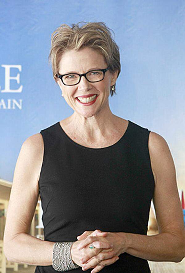 Einen Höhenflug erlebt auch Annette Bening: Mit gut 30 wagte die Theatermimin den Sprung nach Hollywood, auf gute Rollen wartete sie lange. Mit 42 erreichte sie mit "American Beauty" die A-Liga der Hauptrollen-Darstellerinnen. Ihren vorläufigen Karriere-Höhepunkt erlebte sie 2011 mit 53 Jahren in "The Kids Are All Right". Ihre Darstellung einer lesbischen Ärztin und Kontrollfanatikerin brachte Bening eine Oscar-Nominierung ein.