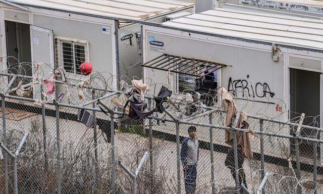 Die neuen Flüchtlingslager sind mit Stacheldrahtzaun umgeben, mit Überwachungskameras und Röntgengeräten für Sicherheitskontrollen ausgestattet.