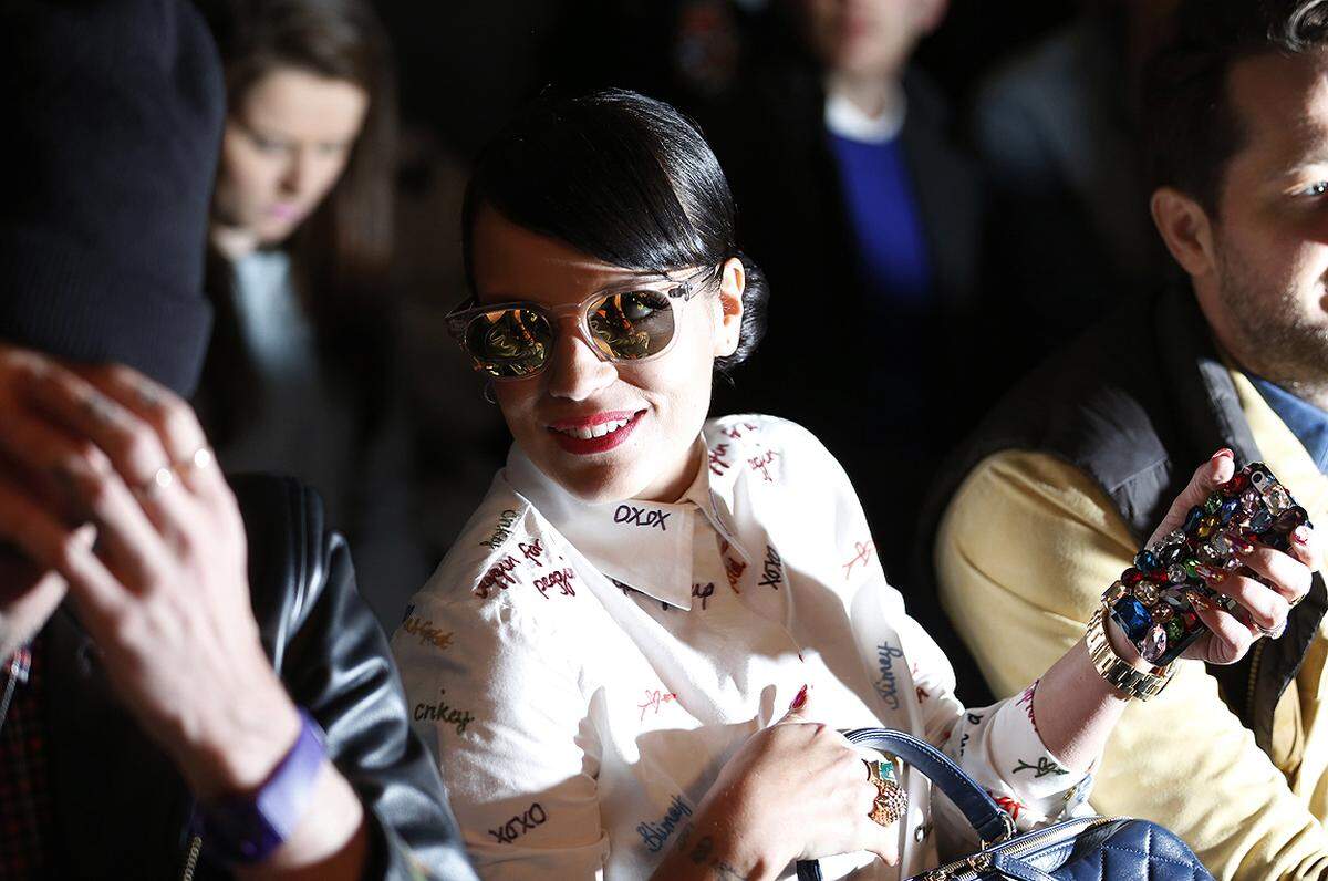 Sie geht ganz offen mit dem Thema um. Im Jahr 2007 erzählte die britische Sängerin Lily Allen, dass im Gegenzug für den Besuch an einer Yves Saint Laurent-Show in Paris mit Kleidern, Handtaschen und Accessoires im Wert von 6000 Euro belohnt wurde.