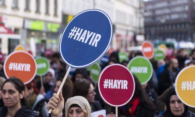 #hayir - Diese Deutschtürken in Berlin sind gegen die vom türkischen Präsidenten Erdogan angestrebte Verfassungsänderung.