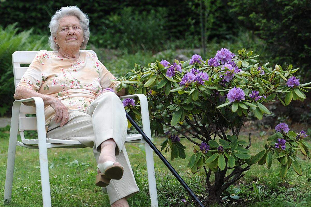 Gegen den Freiheitlichen liefen Ermittlungen wegen seiner früheren Tätigkeit als Vorstand in der Privatstiftung von Gertrude Meschar (Bild) - 2015 wurden die Untersuchungen eingestellt. Dem FPÖ-Politiker und den anderen Stiftungsvorständen wurde "grobe Pflichtverletzungen" vorgeworfen. Graf wies stets alle Vorwürfe zurück. Die FPÖ sprach nach der Einstellung der Verfahren von einem kompletten Zusammenbruch der "Hetzkampagne" gegen Graf.