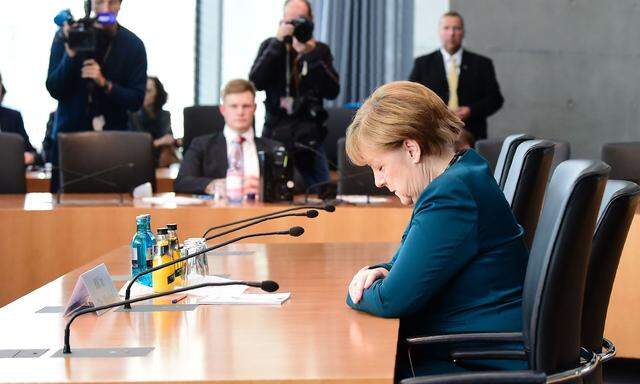 Beschämte Kanzlerin? Der Eindruck trügt: Merkel zeigt sich vor dem U-Ausschuss zur VW-Abgasaffäre keiner Schuld bewusst.