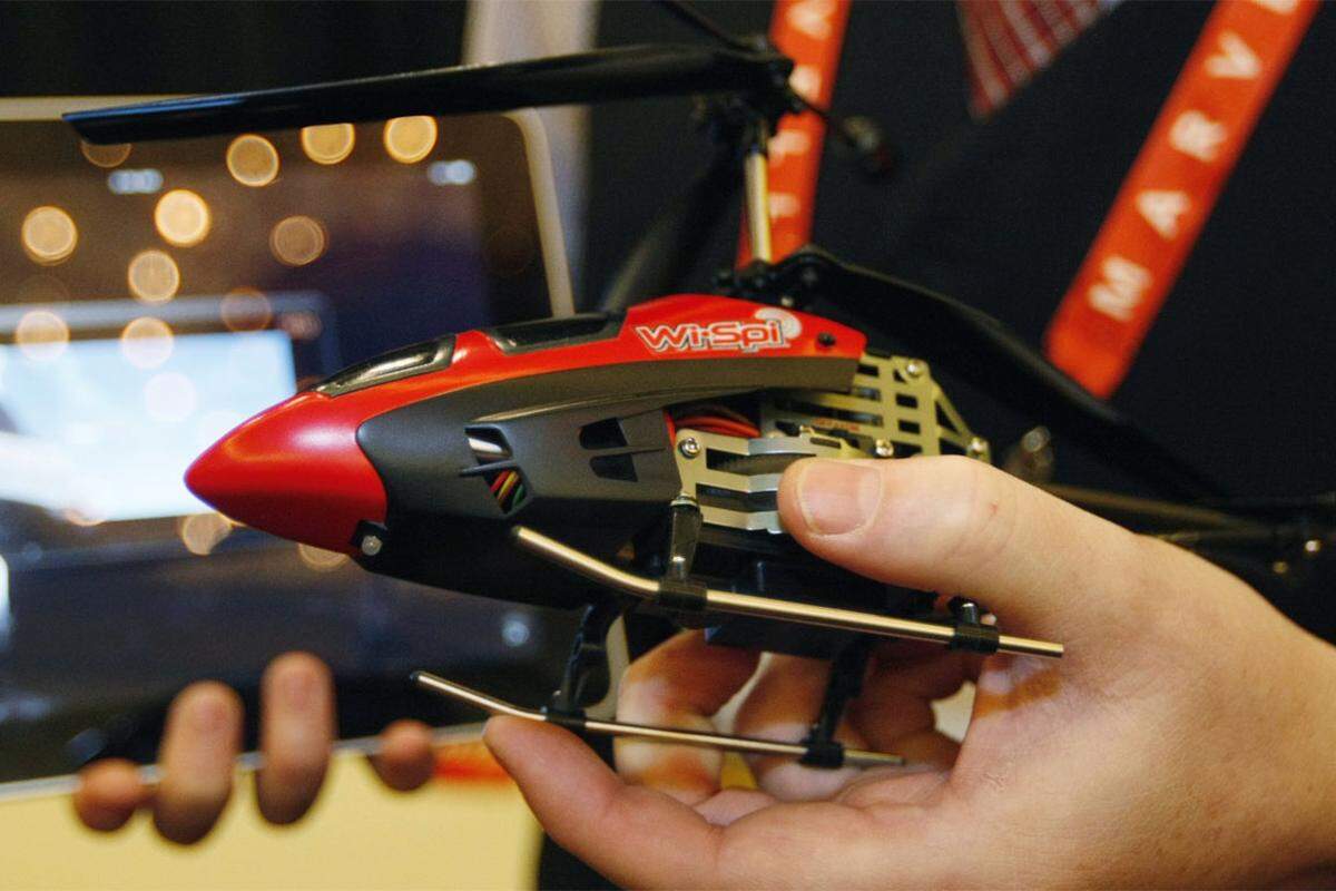 Der kleine Helikopter sieht aus wie ein Spielzeug, soll aber der Überwachung dienen. Das Gerät lässt sich via Smartphone steuern und liefert ein Live-Video seiner Umgebung. Kostenpunkt: Rund 120 Dollar.