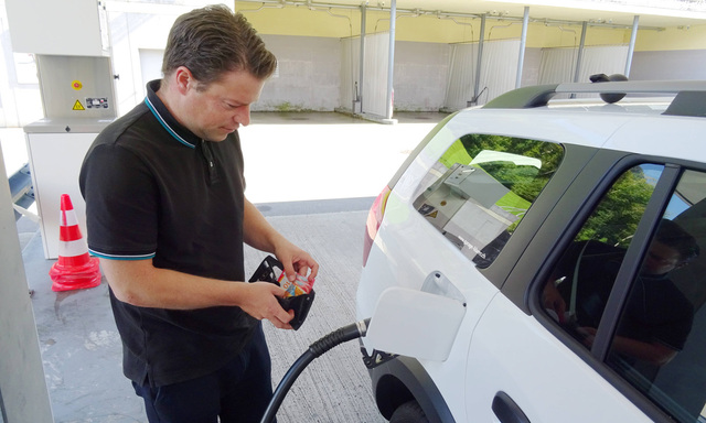 20 09 2018 Giswil OW Benzinpreise Im Bild Mann mit Geldboerse tankt sein Auto Benzin Treibstoff