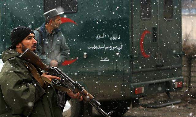 Afghanische Polizsten nahe einer Explosionsstelle in Kabul. Der Winter macht vielen armen Menschen in Afghanistan das Leben noch schwerer.
