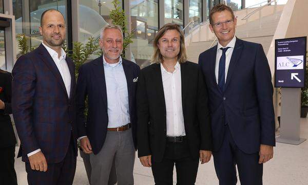 Wirtschaftslandesrat Marco Tittler die i+R-Gruppe-Eigentümer Joachim Alge und Reinhard Schertler sowie "Presse"-Geschäftsführer Andreas Rast (v.l).
