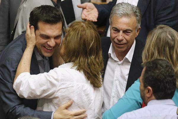 Erleichterung nach der gewonnenen Abstimmung. Es ist allerdings ein bitterer Sieg, denn ein Teil der Opposition musste Tsipras mit ihren Stimmen zu Hilfe kommen.