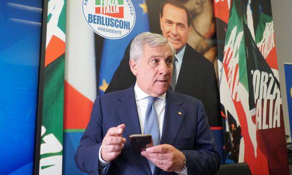 Tajani fordert, dass Sparkassen und auf lokaler Basis verankerte Geldhäuser von der Zahlung der Übergewinnsteuer befreit werden.