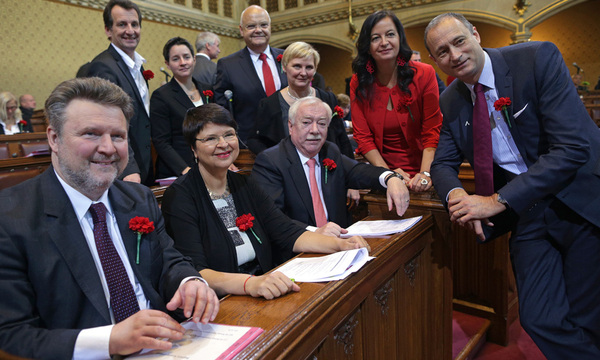 Die SPÖ-Regierungsmannschaft diskutiert derzeit mit Spitzenfunktionären (Foto von der Konstituierung im Herbst 2015).