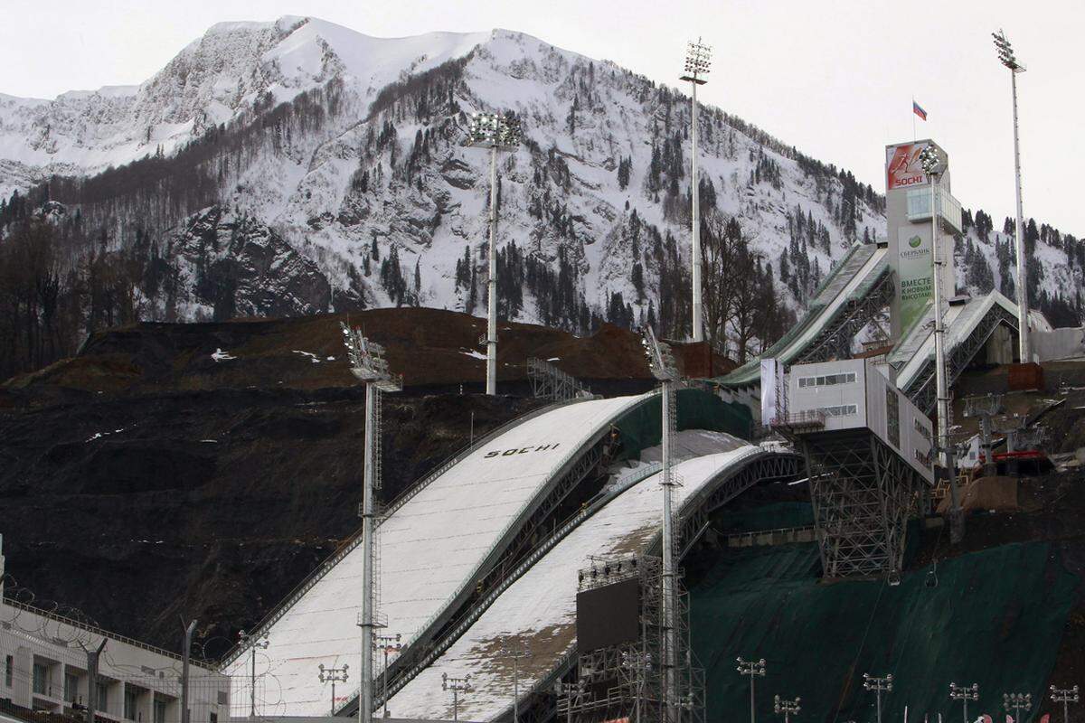 Im so genannten "Berg-Cluster", 40 Kilometer von Sotschi entfernt, finden im RusSki Gorki Zentrum die Skisprungbewerbe sowie die Nordische Kombination statt. Rund 7500 Zuschauer werden erwartet, die Schanzen absolvierten bereits einen erfolgreichen Probelauf im Weltcup.