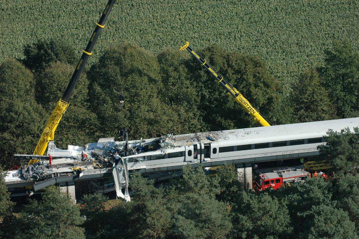 22. September 2006 - Bei einem Unfall auf der Versuchsstrecke der Magnetschwebebahn Transrapid im niedersächsischen Lathen kommen 23 Menschen ums Leben.