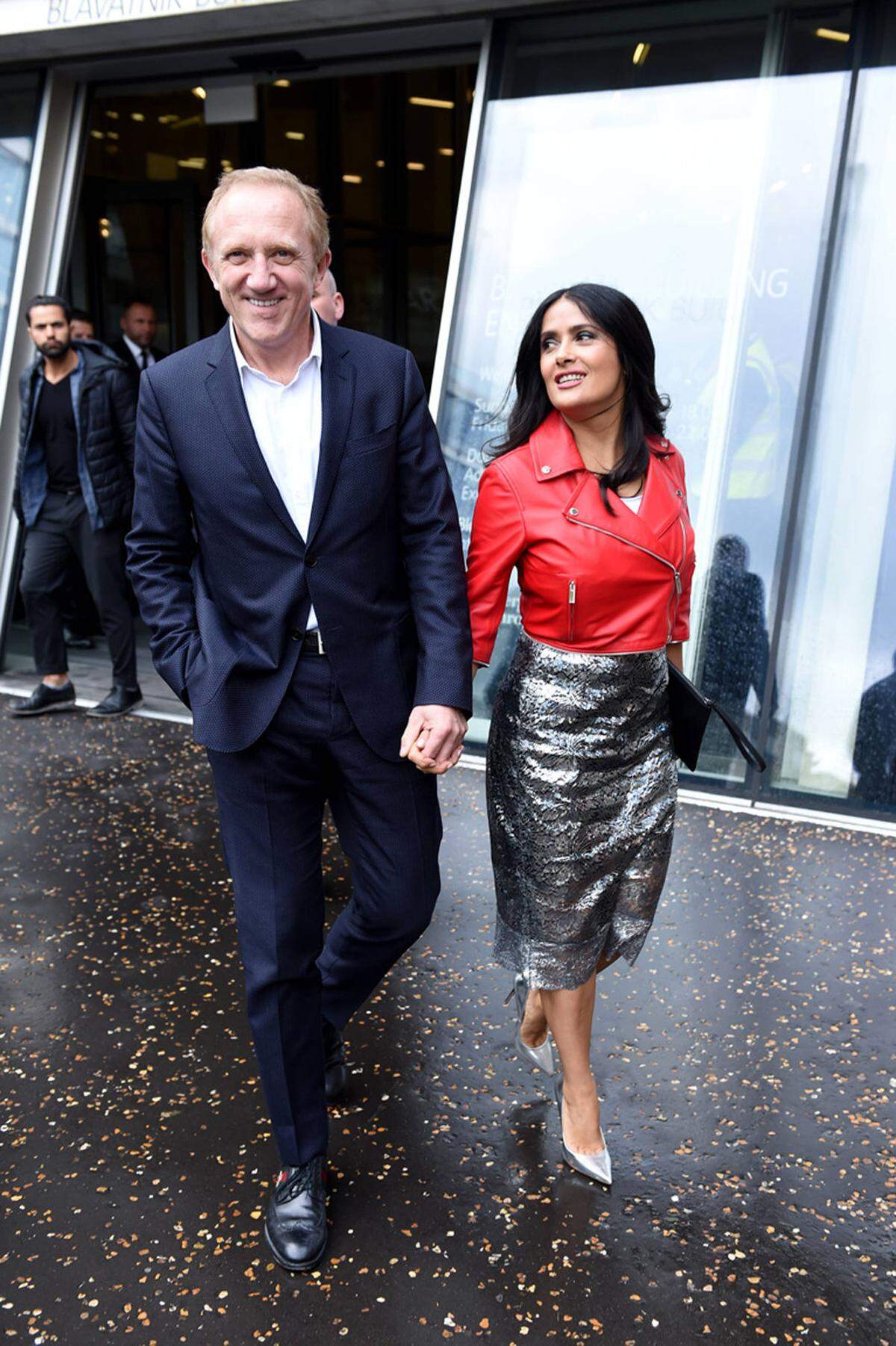 Bei den großen Modenschauen der Metropolen wie New York, London, Mailand und Paris finden sich in den ersten Reihen viele Prominente wieder. Salma Hayek und Ehemann Henri Pinault ließen sich die Show von Christopher Kane bei der London Fashion Week nicht entgehen.     