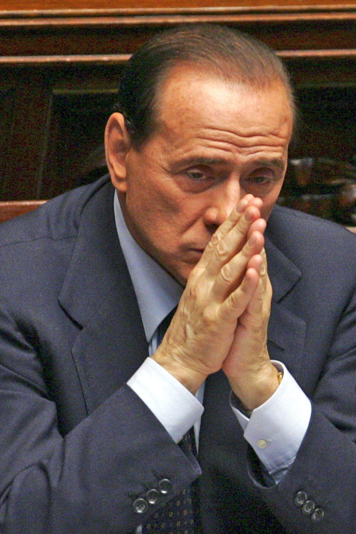 Am 1. August wurde Berlusconi in diesem Verfahren rechtskräftig zu vier Jahren Haft verurteilt. Über ein mehrjähriges Verbot der Ausübung öffentlicher Ämter muss aber neu entschieden werden.