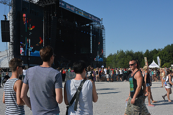 Der Platz vor der Space Stage, der Hauptbühne, füllte sich am Nachmittag nur langsam. Gegen die kühle Traisen konnte sich der heiße Asphalt eben nicht gleich durchsetzen.
