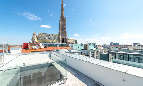 Der Blick über die Dächer auf den Stephansdom (l.) ist ebenso begehrt wie eine etwaige Dependance im Goldenen Quartier (r.).