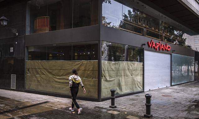 November 6, 2020, Barcelona, Spain: A woman walks past the establishment of the German restaurant franchise Vapiano on