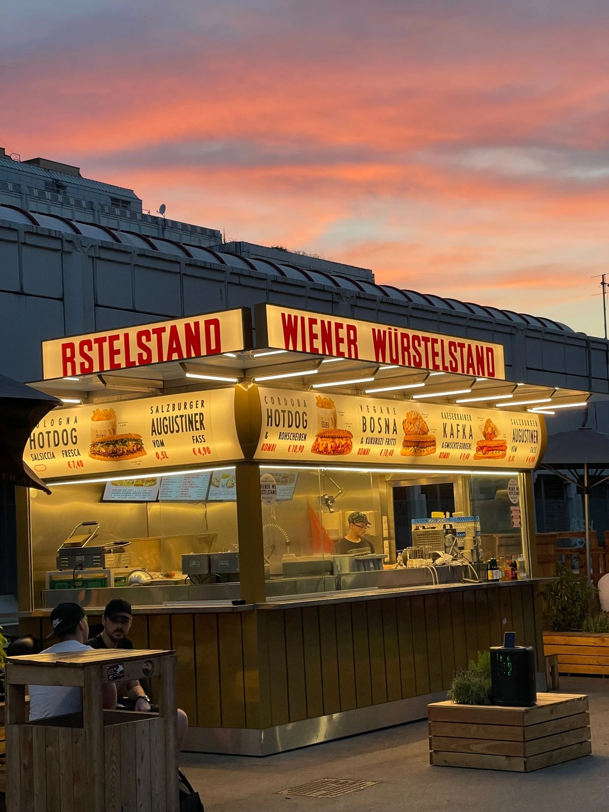 Change of course: The Viennese sausage stand near Spittelau wants to break with the idealized image of the sausage stand, but it is still cozy there.