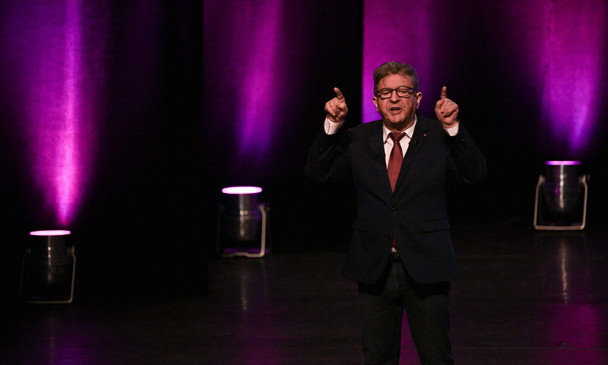 Der linke Volkstribun. Im Jahr 2017 hat Jean-Luc Mélenchon von der linken „France insoumise“ eine Überraschung geliefert. Damals kam der Ex-Sozialist und Fan von Hugo Chavez und dem Castro-Regime auf fast 20 Prozent der Stimmen. Mélenchon wirkt in seinen Posen wie ein Volkstribun, er ist ein geschickter Rhetoriker und Debattierer, der versucht, die soziale Unzufriedenheit auszunutzen. Er konnte zuletzt in den Umfragen zur rechten Opposition aufzuschließen. Er sagt, es sei seine letzte Kampagne – und diese werde er gewinnen. Chancen auf einen Einzug in die Stichwahl: Zumindest nicht vollkommen ausgeschlossen. Seine steigenden Umfragewerte machen ihn zur eindeutigen Wahlalternative für alle Linkswähler. Doch auf Le Pen dürfte der Rückstand doch zu groß sein.