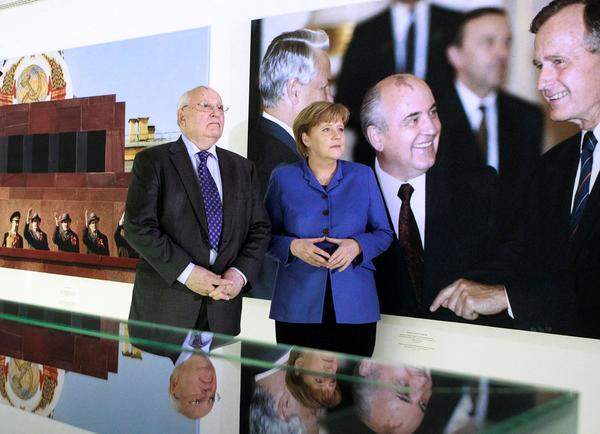 Deutschlands Bundeskanzlerin Angela Merkel besucht im Februar 2011 mit Gorbatschow eine ihm gewidmete Ausstellung  im Kennedy-Museum in Berlin.  