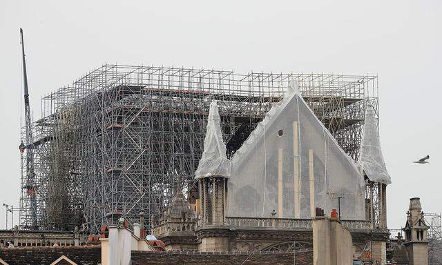 Das Baugerüst auf Notre-Dame war schon vor dem Brand da - jetzt bekommt das Dach eine Plane verpasst, um das Innere vor dem Regen zu schützen.