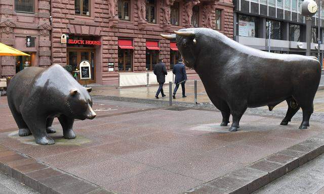 xblx, Bulle und Baer vor der Frankfurter Boerse Frankfurt am Main *** xblx, bull and bear in front of the Frankfurt Stock