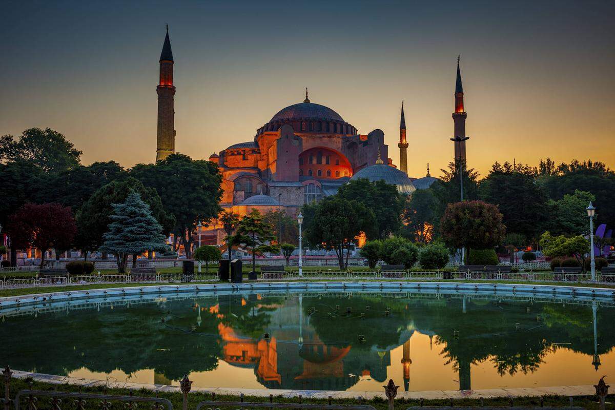 Ob die Minarette der Hagia Sophia oder die großen Basare mit Gewürzen und Schmuck. In Istanbul legt man Handy und Fotoapparat nicht so schnell weg.    