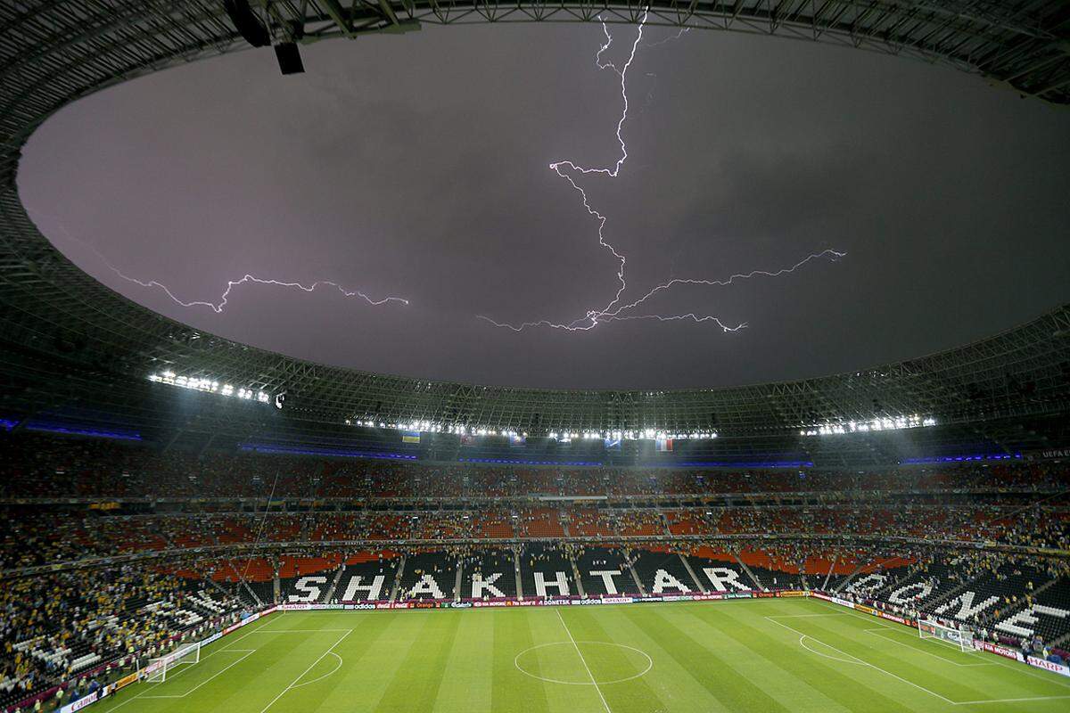 Sturm, starker Regen, Blitze über dem Stadion - ein heftiges Gewitter über Donezk sorgte für eine beinahe einstündige Unterbrechung der Partie Ukraine gegen Frankreich.