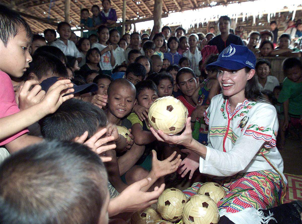 Bei der Spielzeugausgabe in Burma, 2009.