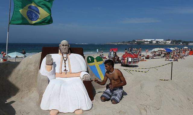 Ein Papst aus Sand an der Copacabana 