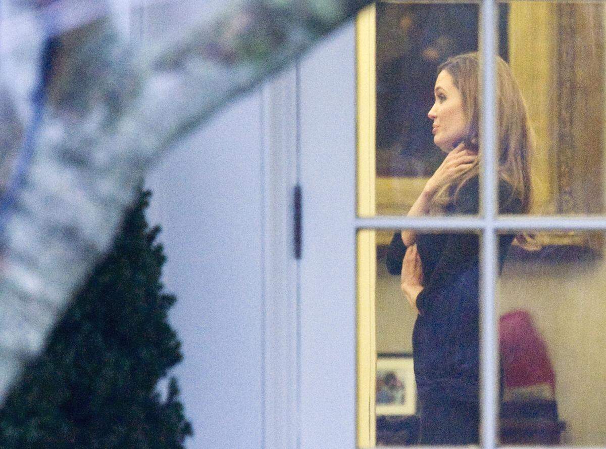 Bildikonen: US-Präsident Barack Obama empfing 2012 die Filmstars Angelina Jolie und Brad Pitt im Oval Office des Weißen Hauses. Obama habe mit Jolie über ihren Einsatz im Kampf gegen sexuelle Gewalt gegen Frauen und Gräueltaten gesprochen. Das als "Brangelina" bekannte Schauspielerpaar verbrachte mehrere Minuten mit Obama, bevor der Präsident zu einem Spendensammeltermin nach Chicago aufbrach.