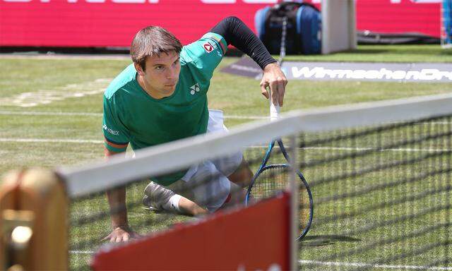 Jurij Rodionov muss im Halbfinale in Stuttgart aufgeben.