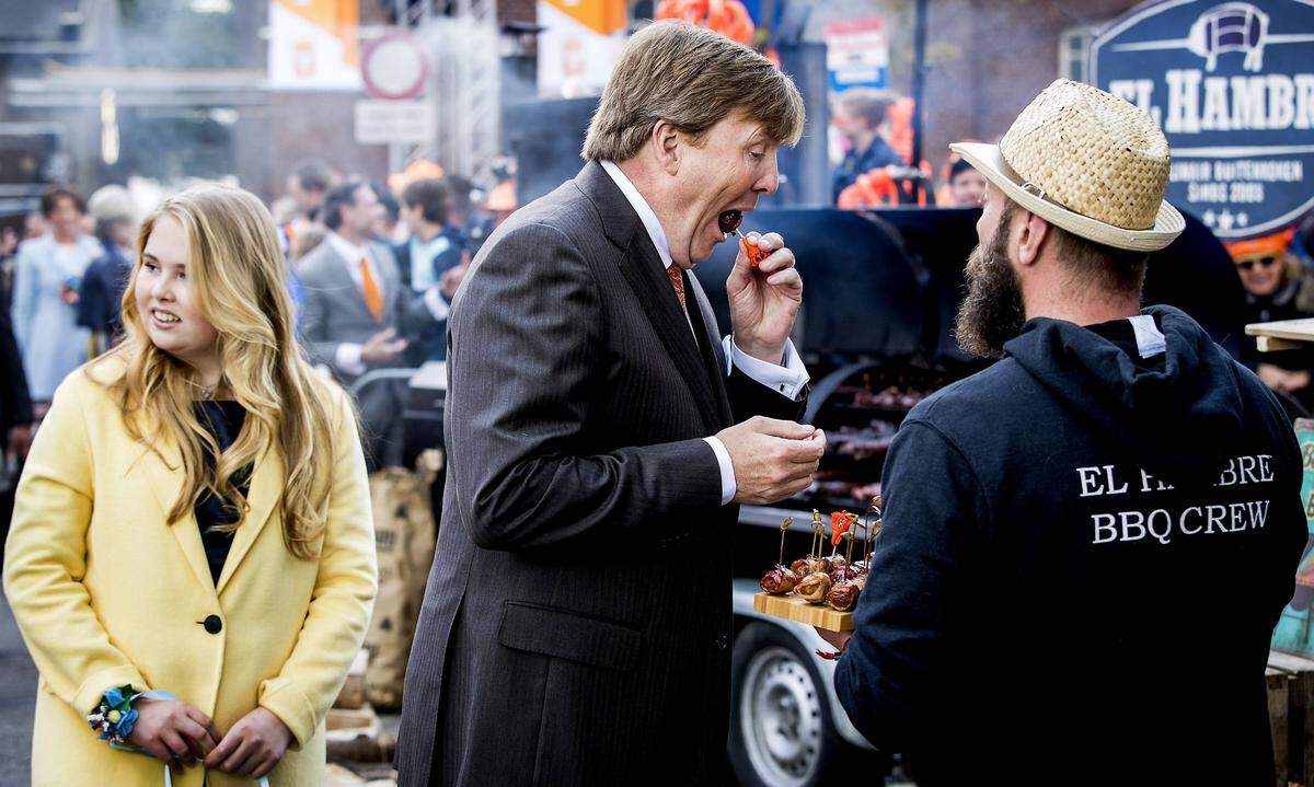 Da im Palast nur Platz für 150 Gäste sei, musste das Los entscheiden. Im Bild bei der Verkostung von gebratenem Speck am Koningsdag 2017 in Tilburg.