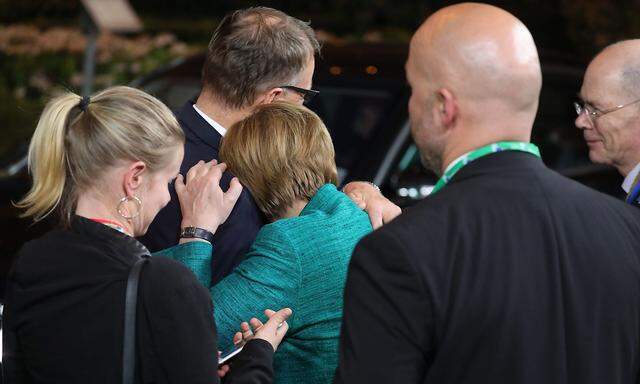 Ein langer Verhandlungstag ging in Brüssel erst in den Morgenstunden zu Ende. Angela Merkel verabschiedet sich vom finnischen Ministerpräsidenten Juha Sipilä.