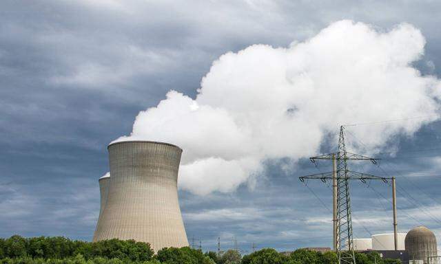 Kuehlturm eines AKW Im Landkreis Guenzburg in Schwaben steht das KRB abgekuerzte Atomkraftwerk Kernkra